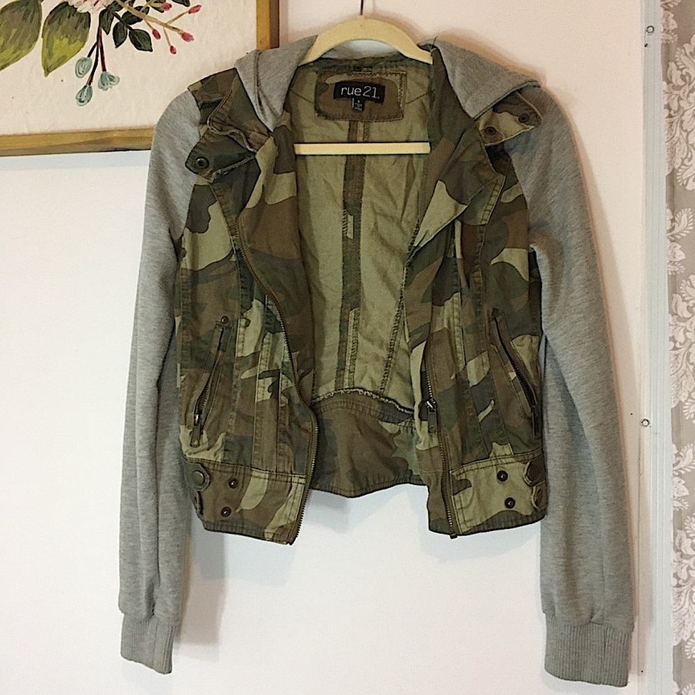 💚EUC Camo Jacket with Grey Sleeves and hood